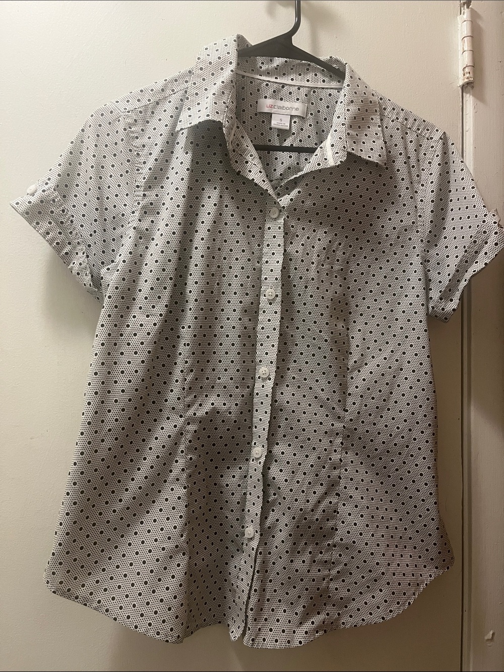 Liz Claiborne White Short Sleeve Button-Front Shirt with Black Dot Print